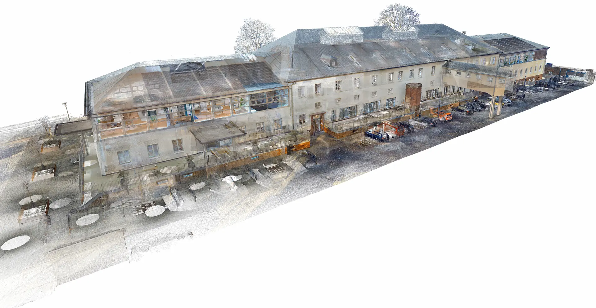 Punktwolke eines Gebäudekomplexes aus 3D-Laserscanning mit Fassade, Vorplatz und Außenanlagen